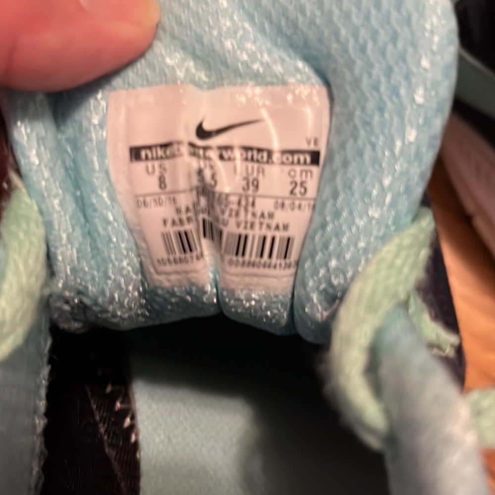 Nikes size 8 blue and green sneakers - Picture 8 of 8